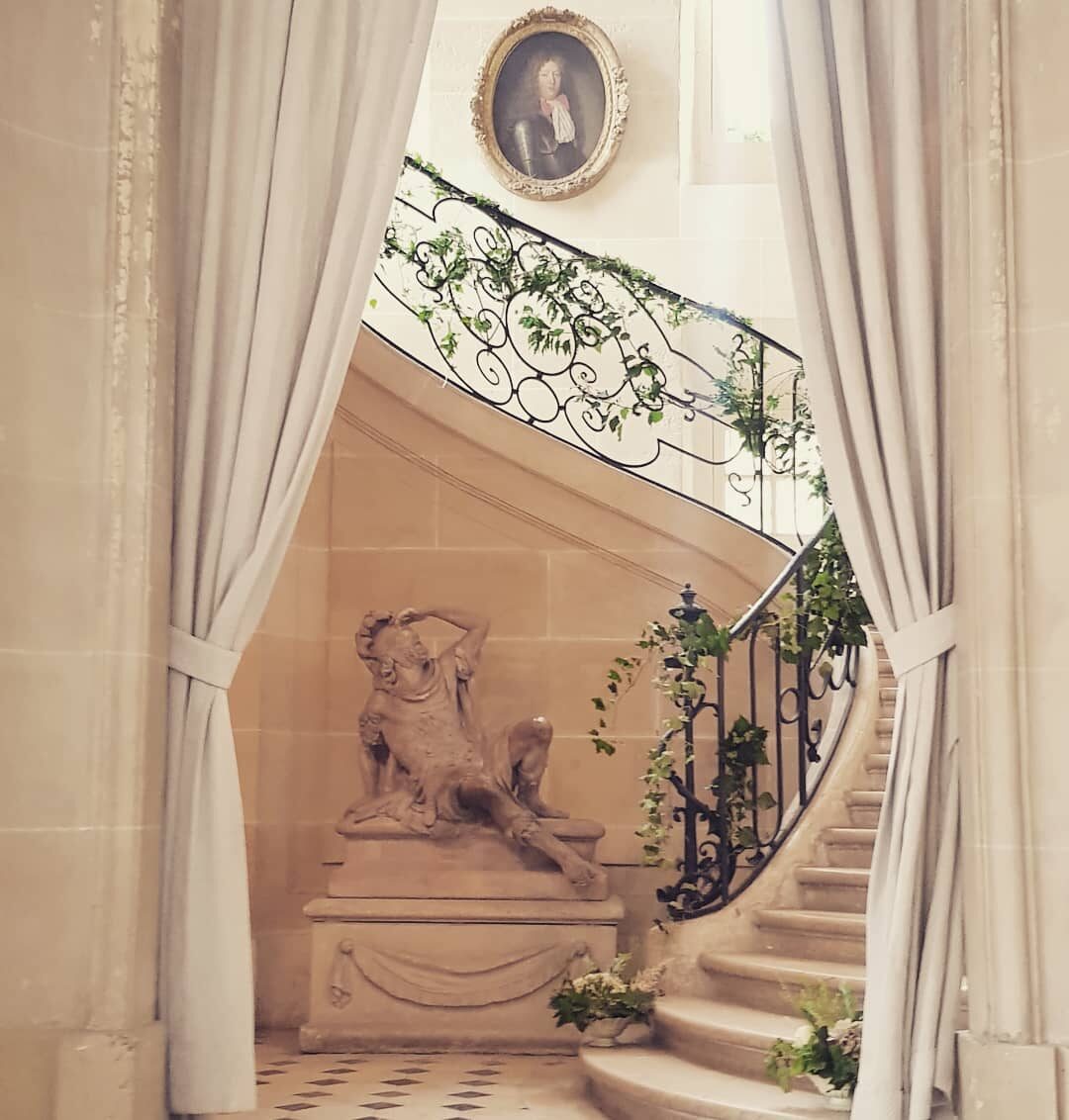 Escalier en pierre à rampe de fer forgé du Château de Nandy
