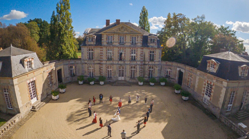 Cérémonie dans la cour d'honneur du château