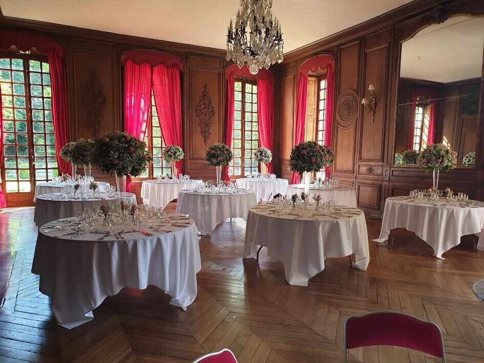 Grand salon du Château de Nandy dressé pour une réception