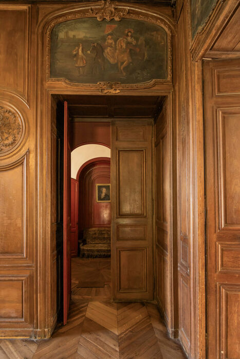 Enfilade de portes boisées et tableau ancien