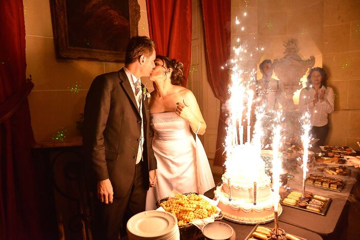 Pièce montée et cierges lors d'une soirée de mariage