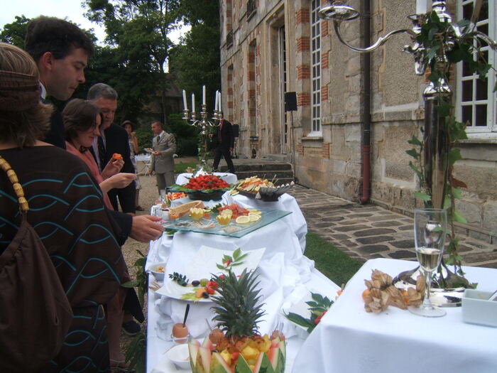 Buffet en extérieur lors d'une réception au Château de Nandy