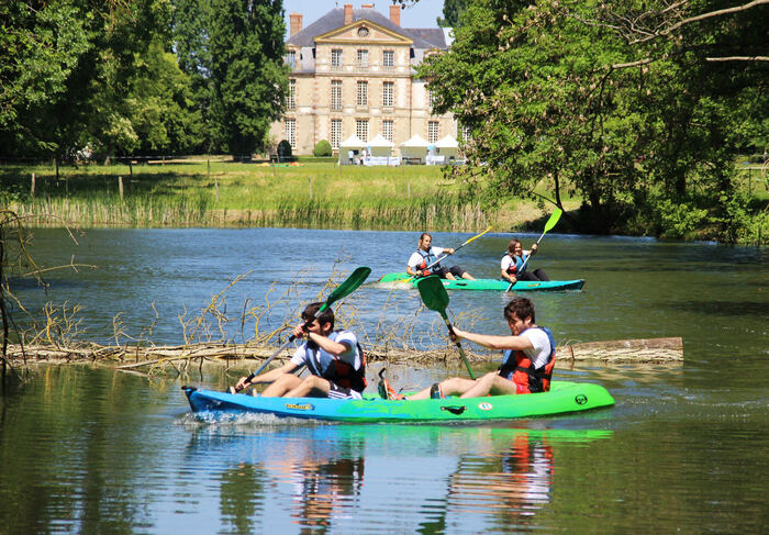 Activité kayak en team building sur l'étang du Château de Nandy