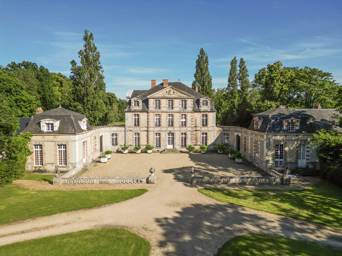 Façade principale du Château de Nandy et sa cour d'honneur
