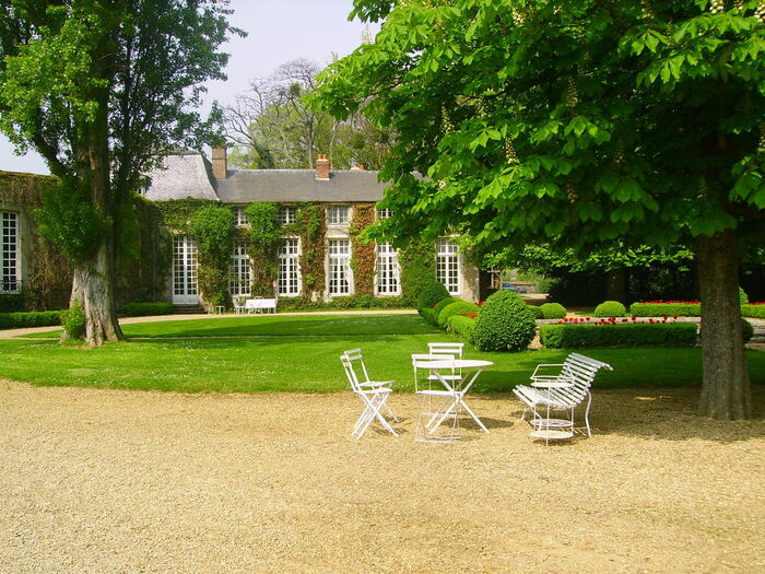 Façade côté jardin couverte de lierre
