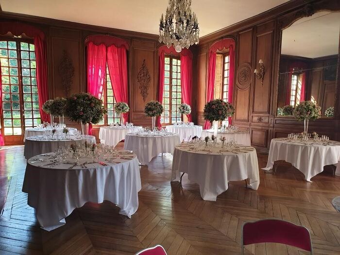 Grand salon boisé dressé pour une réception