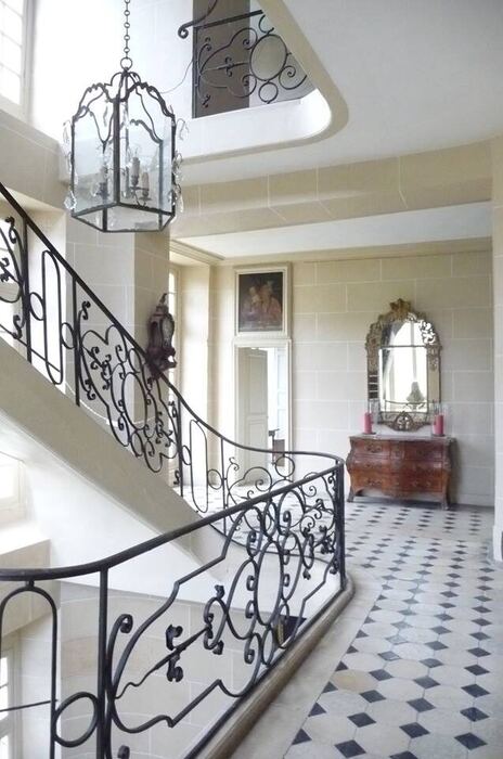 Hall et escalier, lanterne et commode ancienne