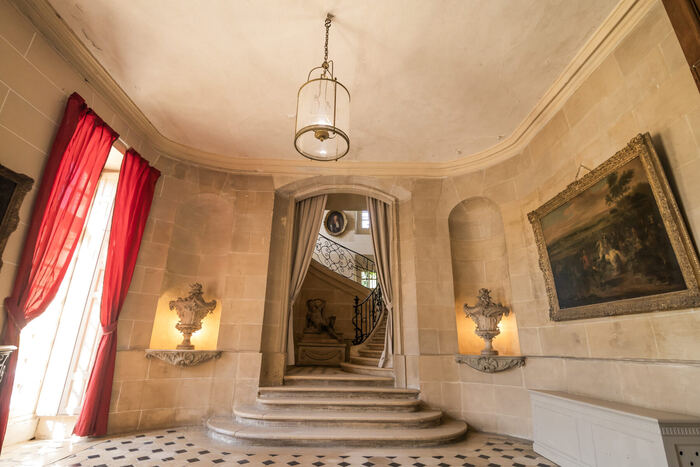 Hall d'entrée, damier de marbre et escalier