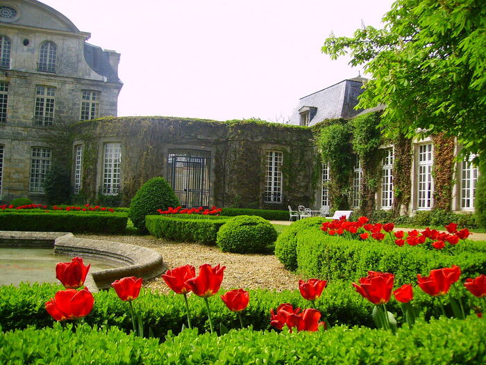 Jardin à la française, parterres de tulipes et bassin
