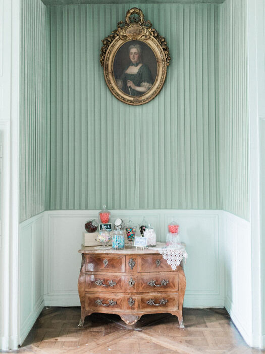 Petit salon, portrait ancien et commode marquetée